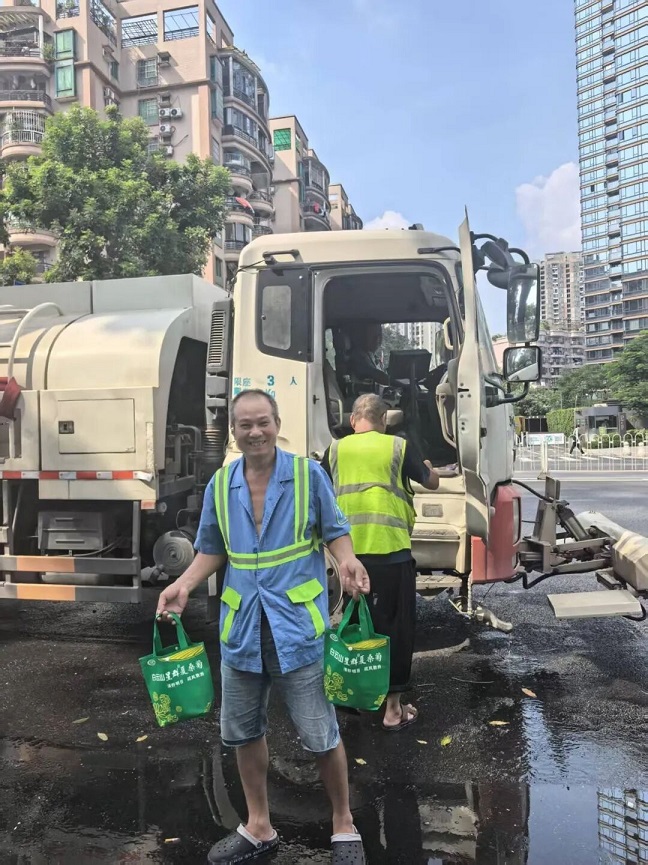 “情滿月圓，禮贊國慶”星群戶外勞動者愛心驛站舉行燈謎慰問活動